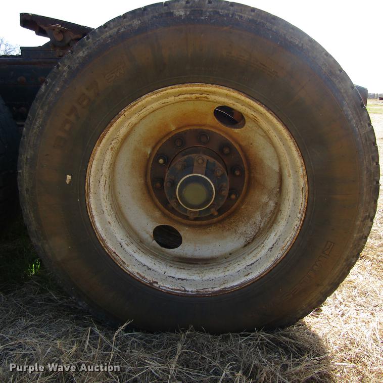 image for item DC0024 1995 Freightliner FLD120 Classic semi truck