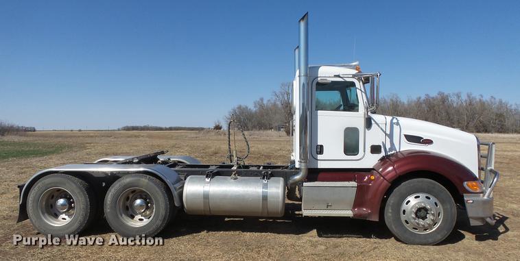 image for item DC0694 2007 Peterbilt 386 semi truck