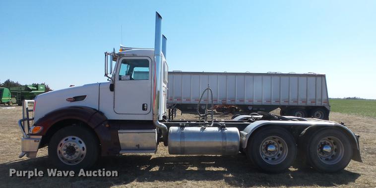 image for item DC0694 2007 Peterbilt 386 semi truck