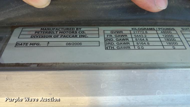 image for item DC0694 2007 Peterbilt 386 semi truck