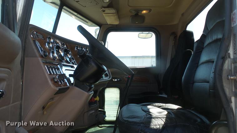 image for item DC0694 2007 Peterbilt 386 semi truck