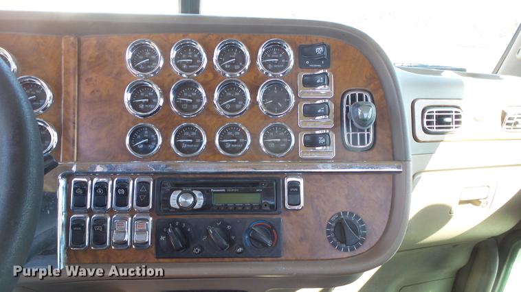 image for item DC0694 2007 Peterbilt 386 semi truck