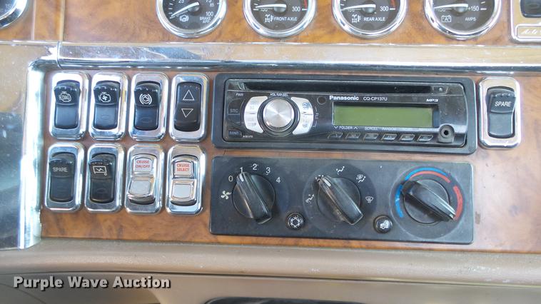 image for item DC0694 2007 Peterbilt 386 semi truck