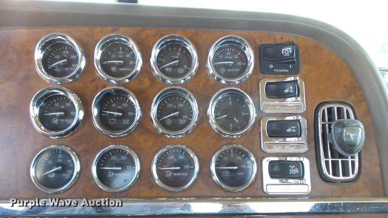 image for item DC0694 2007 Peterbilt 386 semi truck