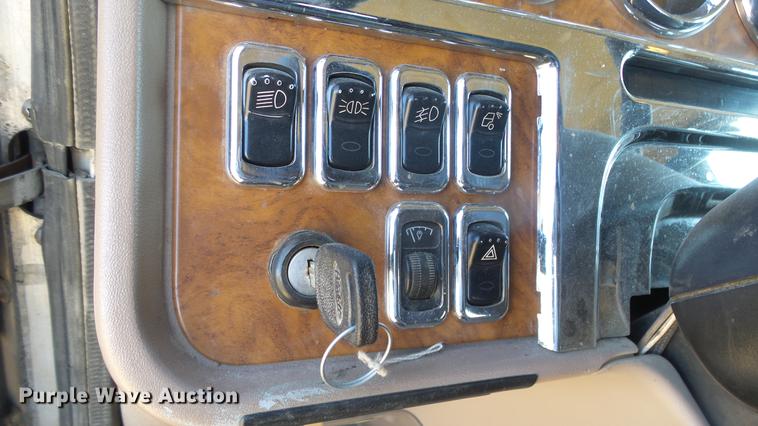 image for item DC0694 2007 Peterbilt 386 semi truck