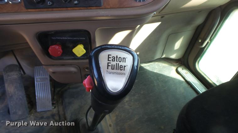 image for item DC0694 2007 Peterbilt 386 semi truck