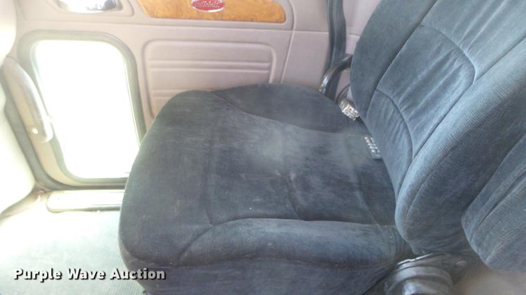 image for item DC0694 2007 Peterbilt 386 semi truck