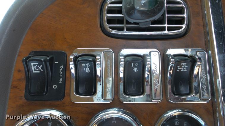 image for item DC0694 2007 Peterbilt 386 semi truck