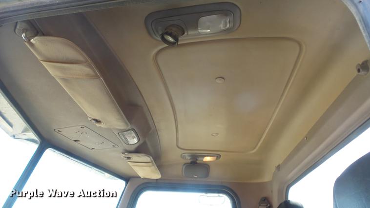 image for item DC0694 2007 Peterbilt 386 semi truck