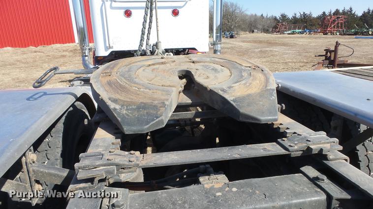 image for item DC0694 2007 Peterbilt 386 semi truck