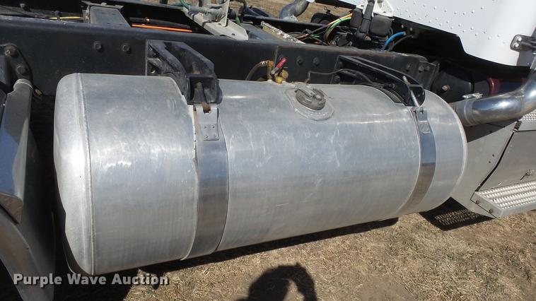 image for item DC0694 2007 Peterbilt 386 semi truck