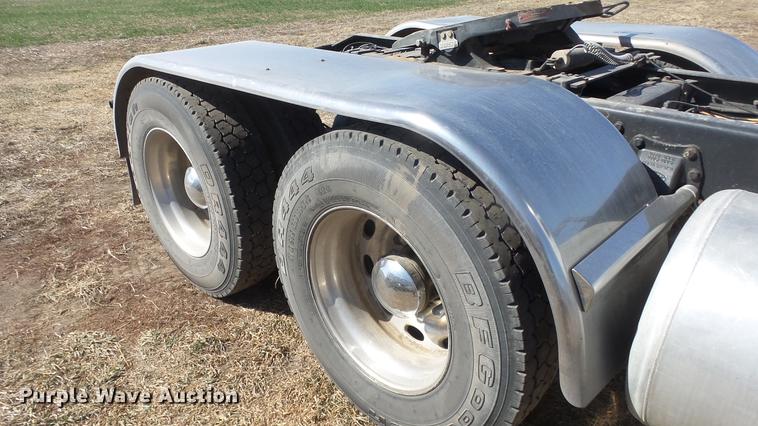 image for item DC0694 2007 Peterbilt 386 semi truck