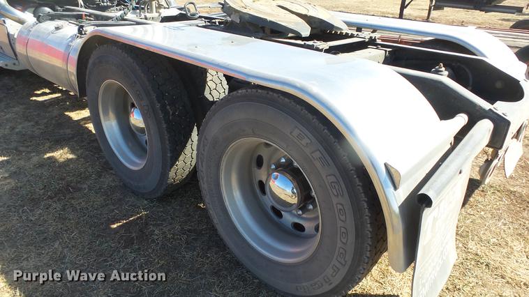 image for item DC0694 2007 Peterbilt 386 semi truck