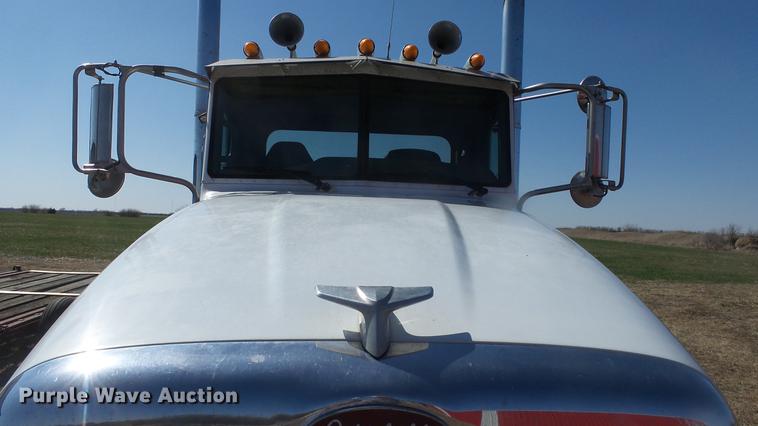 image for item DC0694 2007 Peterbilt 386 semi truck
