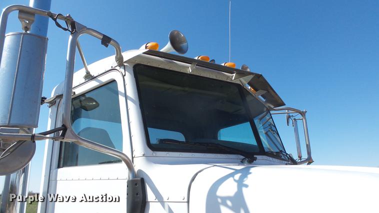 image for item DC0694 2007 Peterbilt 386 semi truck