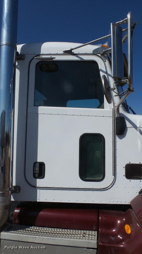 image for item DC0694 2007 Peterbilt 386 semi truck