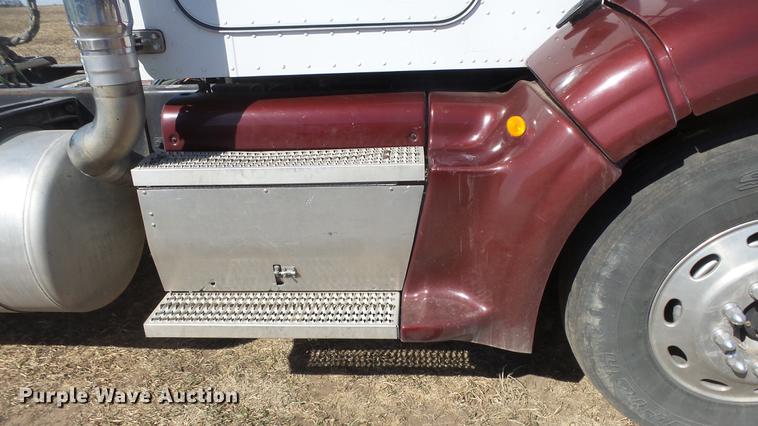 image for item DC0694 2007 Peterbilt 386 semi truck