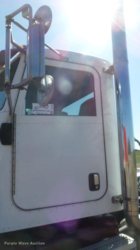 image for item DC0694 2007 Peterbilt 386 semi truck