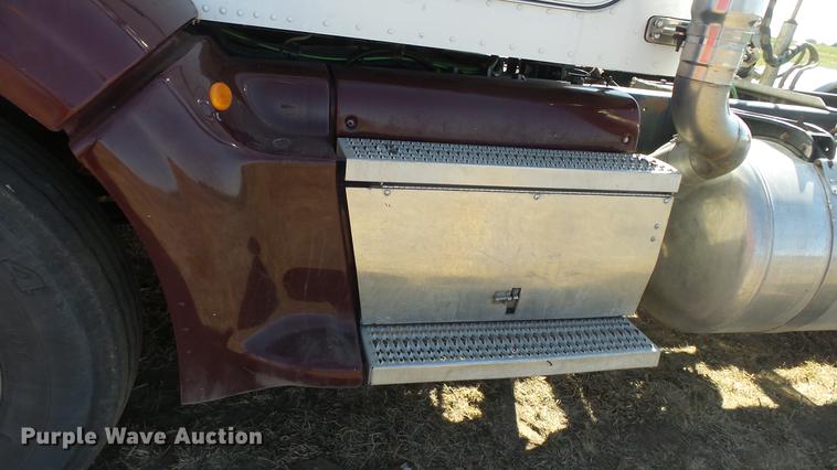 image for item DC0694 2007 Peterbilt 386 semi truck