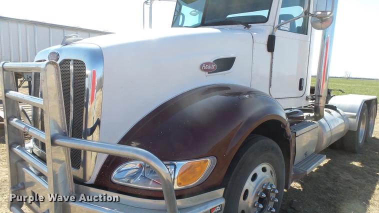 image for item DC0694 2007 Peterbilt 386 semi truck