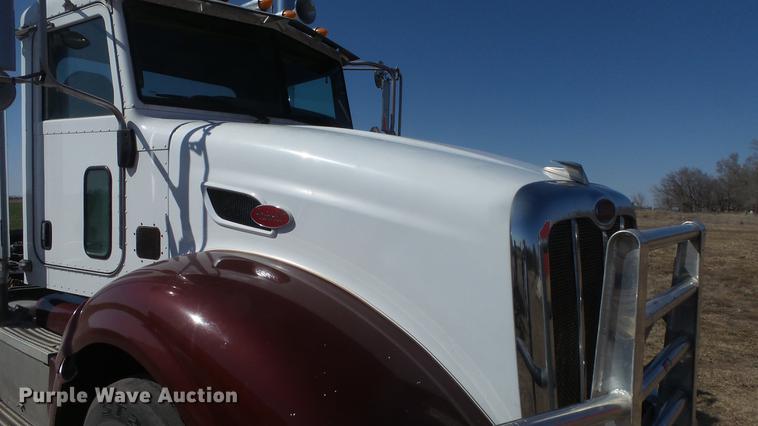 image for item DC0694 2007 Peterbilt 386 semi truck