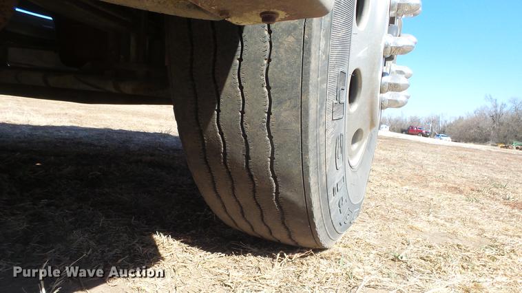 image for item DC0694 2007 Peterbilt 386 semi truck