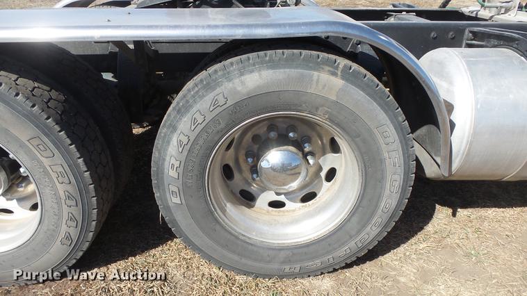 image for item DC0694 2007 Peterbilt 386 semi truck