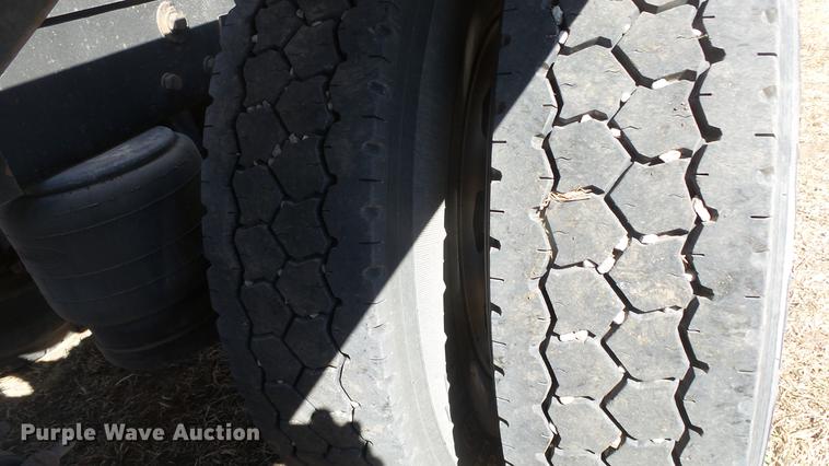 image for item DC0694 2007 Peterbilt 386 semi truck