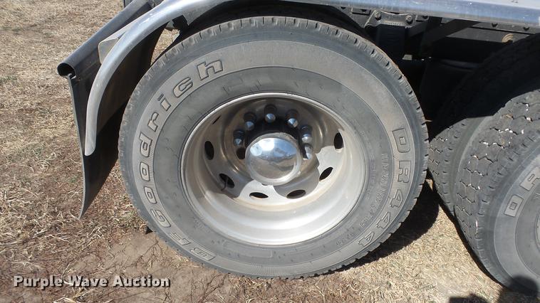 image for item DC0694 2007 Peterbilt 386 semi truck