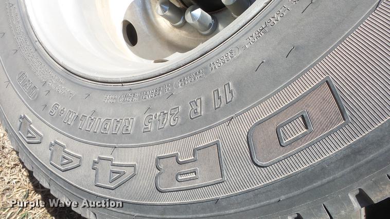 image for item DC0694 2007 Peterbilt 386 semi truck