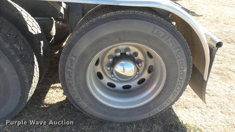 image for item DC0694 2007 Peterbilt 386 semi truck