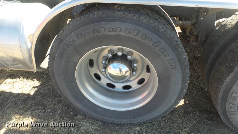 image for item DC0694 2007 Peterbilt 386 semi truck