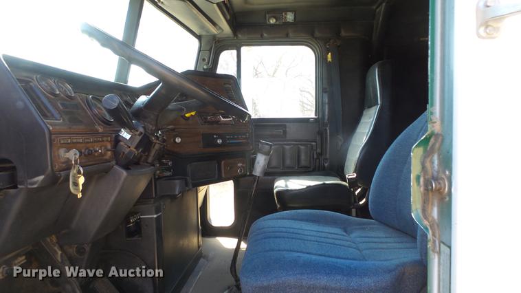 image for item DC0706 1993 Freightliner FLD120 semi truck