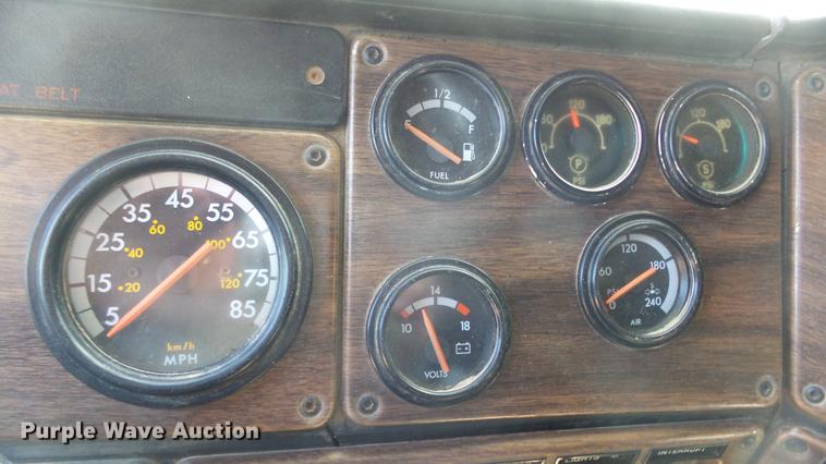 image for item DC0706 1993 Freightliner FLD120 semi truck