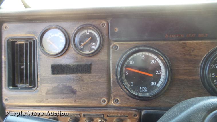 image for item DC0706 1993 Freightliner FLD120 semi truck