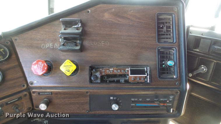 image for item DC0706 1993 Freightliner FLD120 semi truck