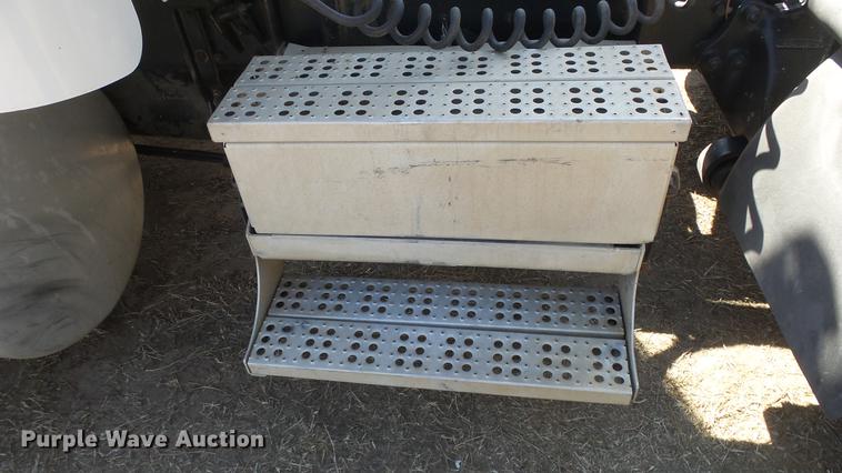 image for item DC0706 1993 Freightliner FLD120 semi truck