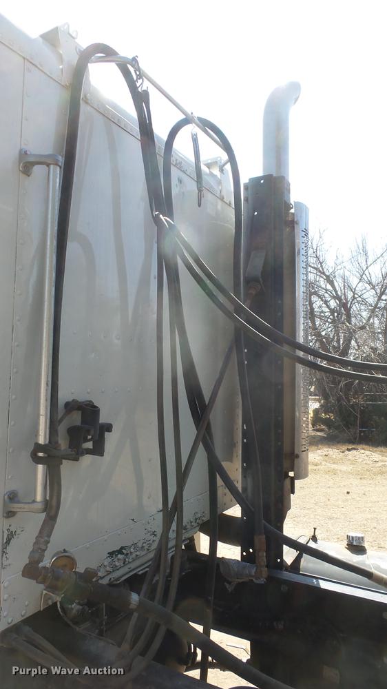 image for item DC0706 1993 Freightliner FLD120 semi truck