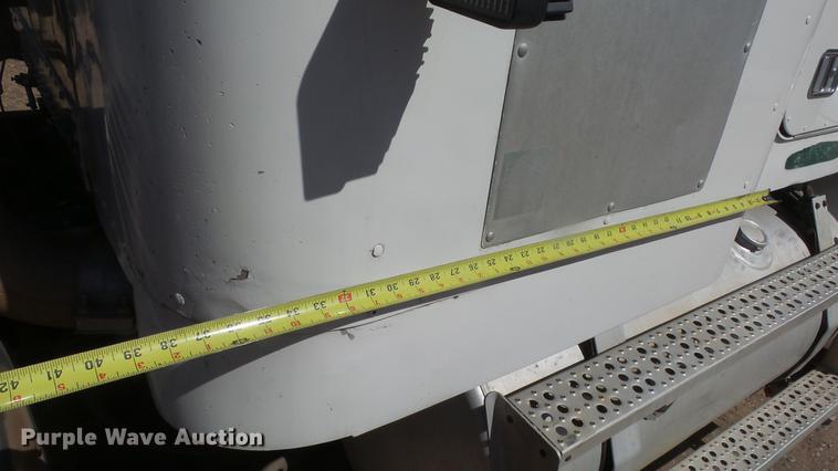 image for item DC0706 1993 Freightliner FLD120 semi truck