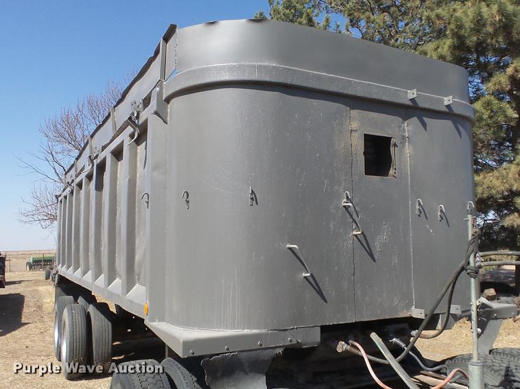 image for item DC0707 1993 Hilbilt end dump trailer