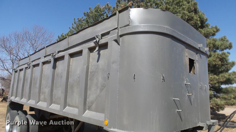 image for item DC0707 1993 Hilbilt end dump trailer