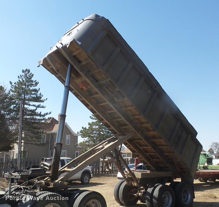 image for item DC0707 1993 Hilbilt end dump trailer