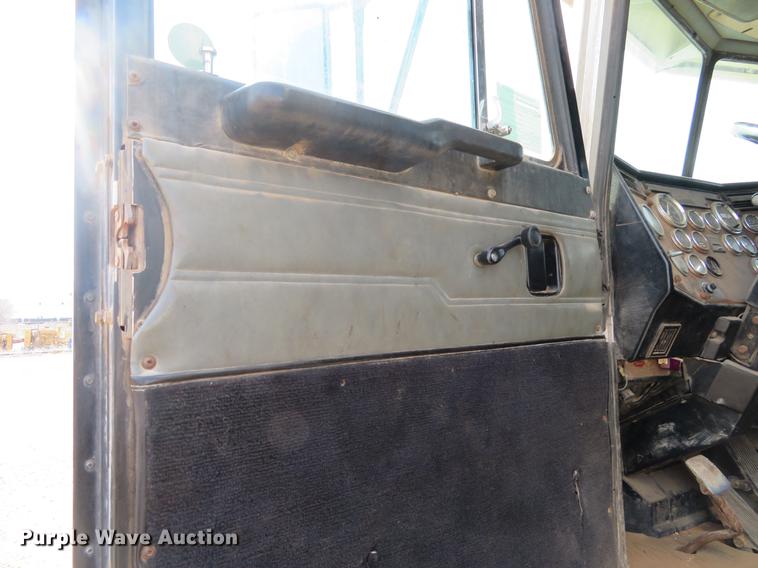 image for item DC0887 1996 Peterbilt 379 semi truck