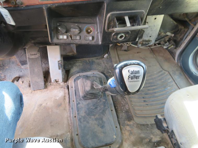 image for item DC0888 1996 Peterbilt 379 semi truck