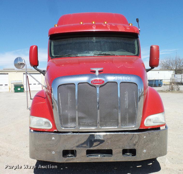 image for item DD1324 2006 Peterbilt 387 semi truck