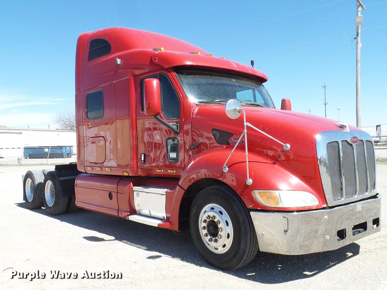 image for item DD1324 2006 Peterbilt 387 semi truck