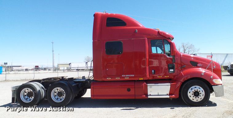 image for item DD1324 2006 Peterbilt 387 semi truck