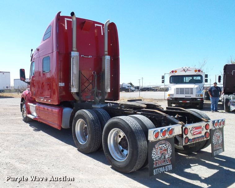 image for item DD1324 2006 Peterbilt 387 semi truck
