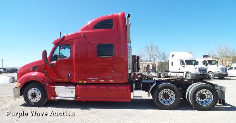 image for item DD1324 2006 Peterbilt 387 semi truck