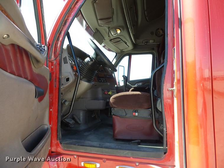 image for item DD1324 2006 Peterbilt 387 semi truck
